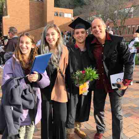 Omar Vizquel with his children